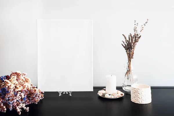 作家のモックアップ ドライフラワーブーケ キャンドル 黒いテーブルと白い壁に白い本のための空白の白いキャンバス ミニマリズム — ストック写真