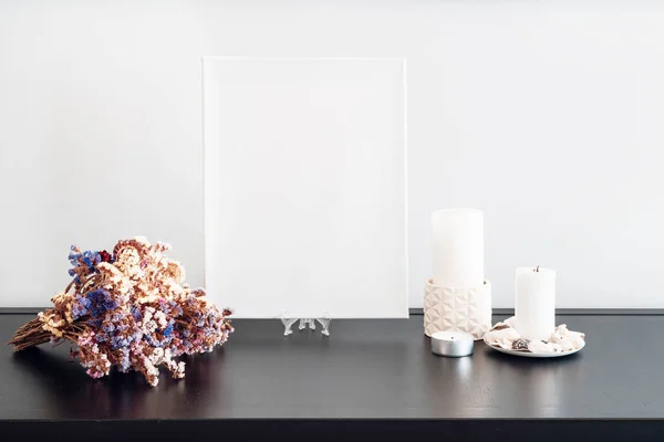 作家のモックアップ ドライフラワーブーケ キャンドル 黒いテーブルと白い壁に白い本のための空白の白いキャンバス ミニマリズム — ストック写真