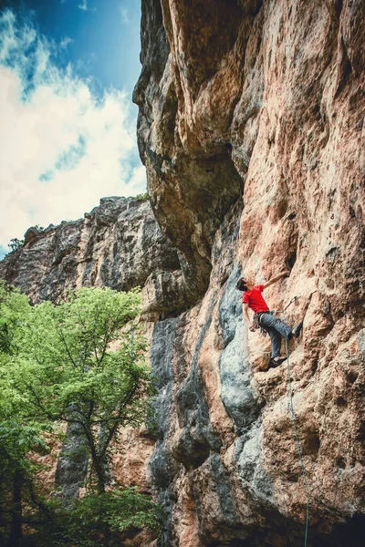 Sportlicher Mann Klettert Einem Überhängenden Felsen Mit Seil Blei Klettern — Stockfoto