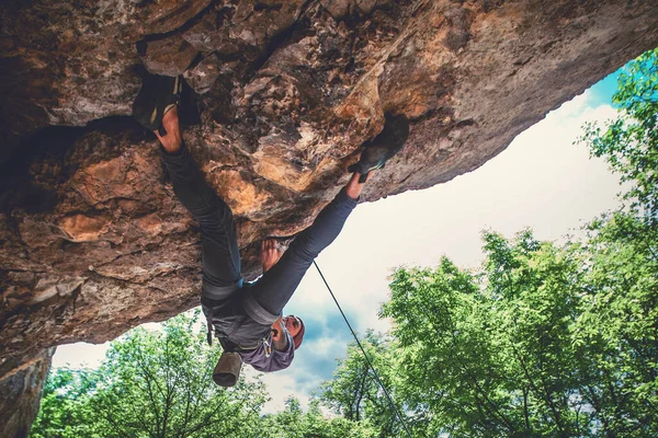 Sportlicher Mann Klettert Einem Überhängenden Felsen Mit Seil Blei Klettern — Stockfoto