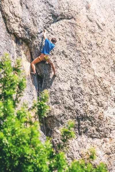 Hombre sube una roca . — Foto de Stock