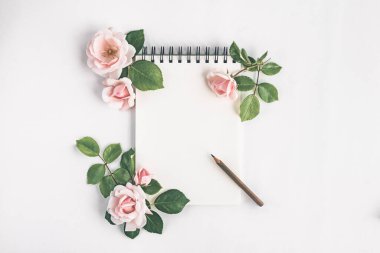 Kalem ve çiçekli not defteri.