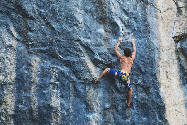 Hombre sube una roca . — Foto de Stock