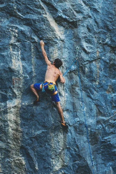 Mann klettert auf Felsen. — Stockfoto