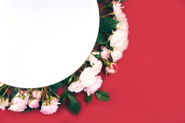 Çiçek kompozisyonu düzdü.