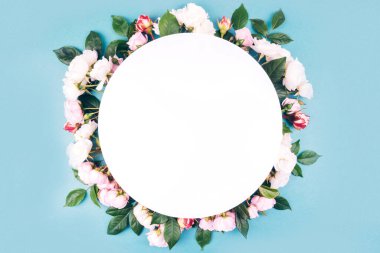 Çiçek kompozisyonu düzdü.