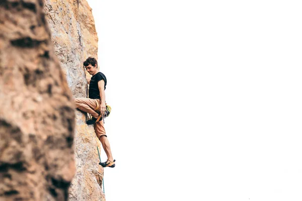 L'uomo scala una roccia. — Foto Stock