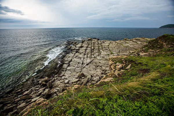 Stone beach görbített vonalakkal — Stock Fotó