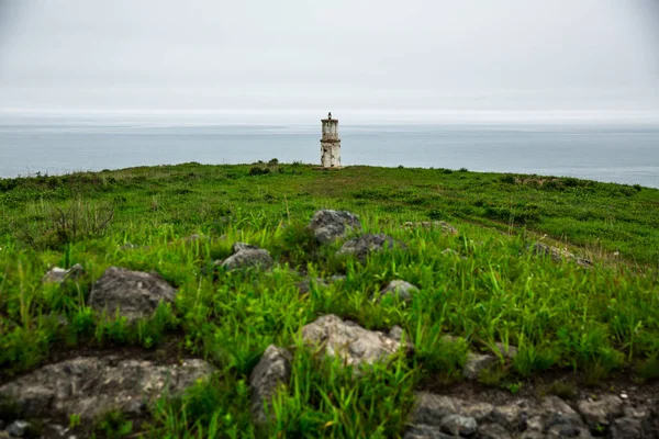 Faro incentrato sullo sfondo del mare in tempo nuvoloso — Foto Stock