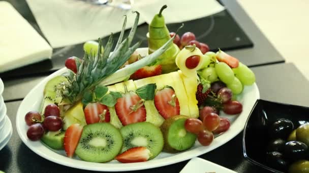 Vista estática de un plato de frutas — Vídeo de stock