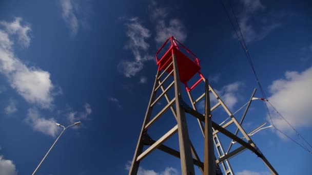 Échelle contre le ciel bleu et les nuages — Video