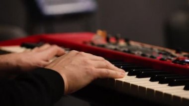 Klavye synthesizer ve müzisyen elleri