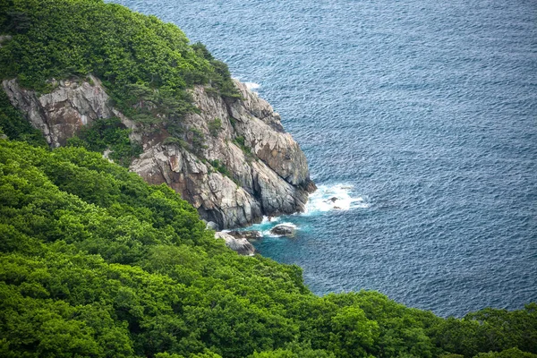 A japán-tengerre sziklás partján — Stock Fotó
