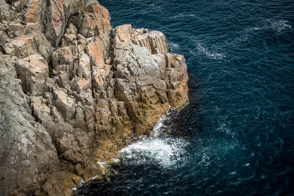 Rotsachtige kust van de Japanse zee — Stockfoto