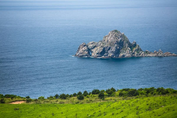 Blick auf eine kleine Felseninsel im Japanischen Meer — Stockfoto