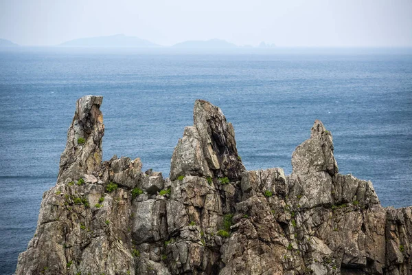 Dreizack-förmiger Felsen vor dem Hintergrund des japanischen Meeres und der Inseln — Stockfoto