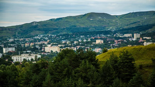 Blick vom Hügel auf die Stadt Kislowodsk — Stockfoto
