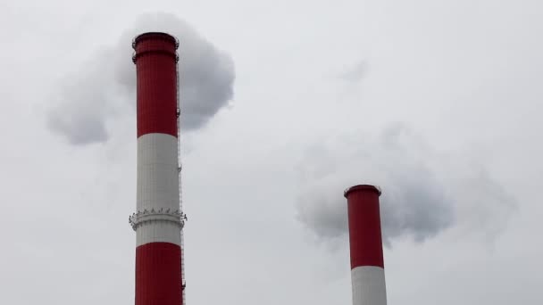 Due pipe rosse fumanti sullo sfondo del cielo nuvoloso — Video Stock
