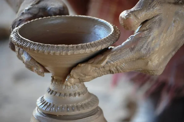 Гончар робить коричневу глиняну дію своїми руками — стокове фото