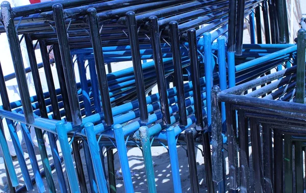 piyasada ferforje yatak çerçevesi siyah ve mavi bacaklar