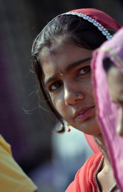 Pushkar, Ajmer, Rajasthan / Hindistan - Kasım 06 2013: Pushkar, Ajmer 'de Pushkar fuarında eğlenen güzel Hintli kırsal kadın portresi