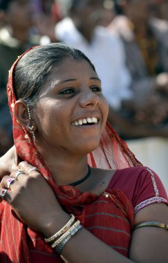 Pushkar, Ajmer, Rajasthan / Hindistan - Kasım 06 2013: Pushkar, Ajmer 'de Pushkar fuarında eğlenen güzel Hintli kırsal kadın portresi