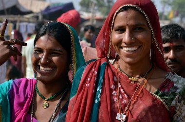 Pushkar, Ajmer, Rajasthan / Hindistan - Kasım 06 2013: Pushkar, Ajmer 'de Pushkar fuarında eğlenen güzel Hintli kırsal kadın portresi