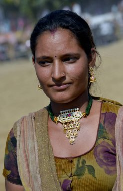 Pushkar, Ajmer, Rajasthan / Hindistan - Kasım 06 2013: Pushkar, Ajmer 'de Pushkar fuarında eğlenen güzel Hintli kırsal kadın portresi