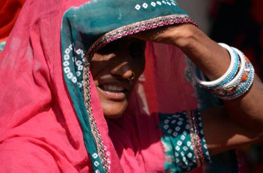 Pushkar, Ajmer, Rajasthan / Hindistan - Kasım 06 2013: Pushkar, Ajmer 'de Pushkar fuarında eğlenen güzel Hintli kırsal kadın portresi