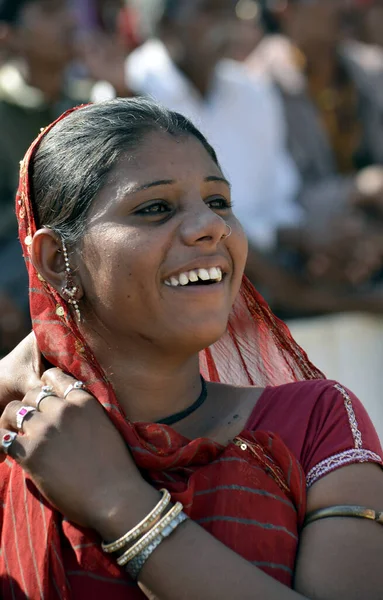 Pushkar, Ajmer, Rajasthan / Hindistan - Kasım 06 2013: Pushkar, Ajmer 'de Pushkar fuarında eğlenen güzel Hintli kırsal kadın portresi