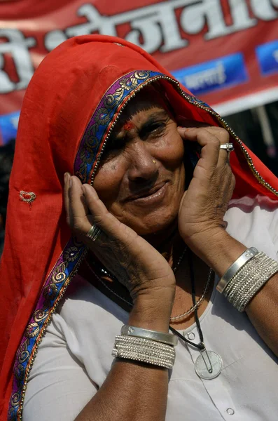 Pushkar, Ajmer, Rajasthan / Hindistan - Kasım 06 2013: Pushkar, Ajmer 'de Pushkar fuarında eğlenen güzel Hintli kırsal kadın portresi