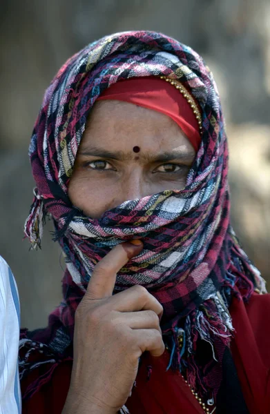 Pushkar, Ajmer, Rajasthan / Hindistan - Kasım 06 2013: Pushkar, Ajmer 'de Pushkar fuarında eğlenen güzel Hintli kırsal kadın portresi