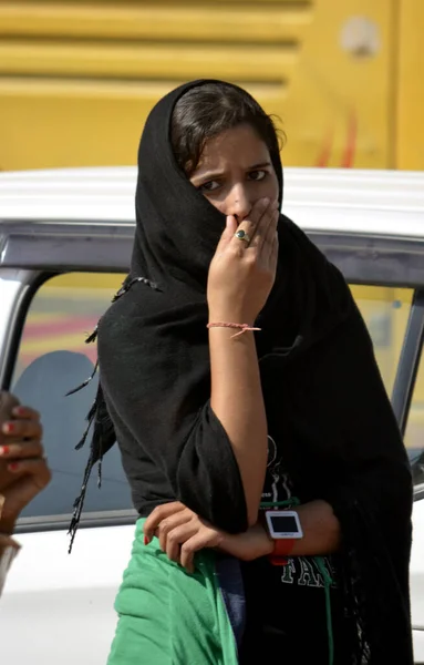 Pushkar, Ajmer, Rajasthan / Hindistan - Kasım 06 2013: Pushkar, Ajmer 'de Pushkar fuarında eğlenen güzel Hintli kırsal kadın portresi