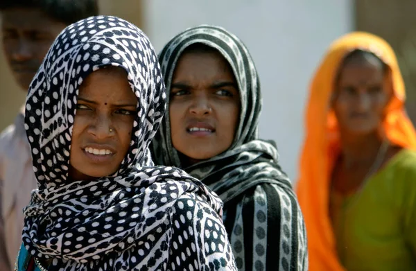 Pushkar, Ajmer, Rajasthan / Hindistan - Kasım 06 2013: Pushkar, Ajmer 'de Pushkar fuarında eğlenen güzel Hintli kırsal kadın portresi