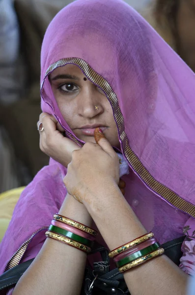 Pushkar, Ajmer, Rajasthan / Hindistan - Kasım 06 2013: Pushkar, Ajmer 'de Pushkar fuarında eğlenen güzel Hintli kırsal kadın portresi