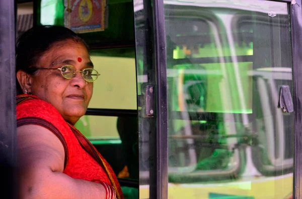 Pushkar, Ajmer, Rajasthan / Hindistan - Kasım 06 2013: Pushkar, Ajmer 'de Pushkar fuarında eğlenen güzel Hintli kırsal kadın portresi