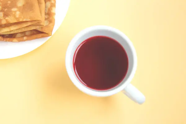 Красный Чай Гибискус Белой Чашке Вкусными Блинами Тарелке Изолированы Светлом — стоковое фото