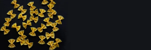 Farfalle massas isoladas sobre fundo preto — Fotografia de Stock