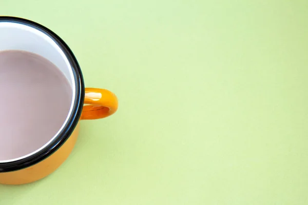Чашка с какао на зеленом фоне — стоковое фото