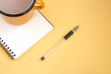 Kalemli defter ve açık arkaplanda kakao.