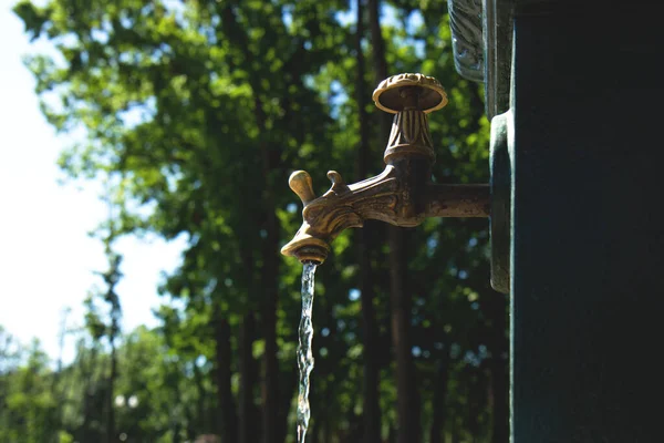 Robinet d'eau libre dans un parc. Un robinet avec de l'eau coulante — Photo