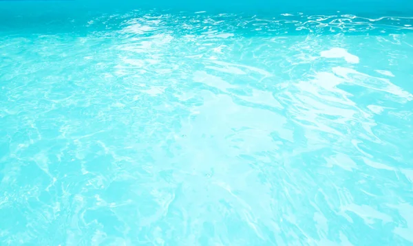 Superficie de la piscina azul. Fondo de agua en la piscina — Foto de Stock