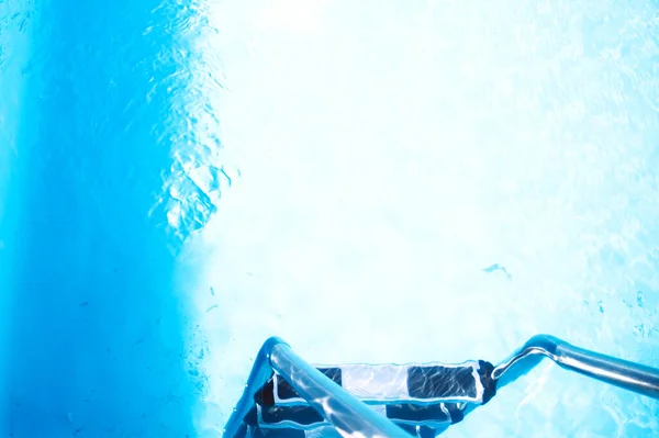 Blauw gescheurd water in het zwembad. Oppervlakte van het blauwe zwembad, achtergrond van water in het zwembad — Stockfoto