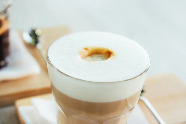 Latte Nebo Cappuccino Skleněném Kelímku Dřevěném Podnose Ranní Káva Pěnou — Stock fotografie