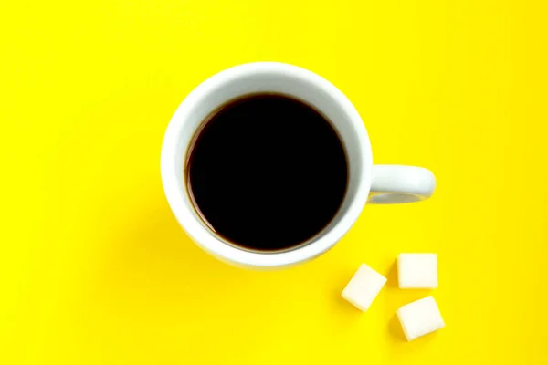Schwarzer Kaffee Mit Zuckerstücken Einer Weißen Tasse Auf Gelbem Hintergrund — Stockfoto