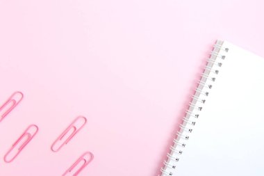 Okul kırtasiyesi ve malzemeler pembe arka planda. Okula geri dön.