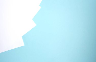 Okul kırtasiyesi ve malzemeler mavi arka planda. Okula geri dön.