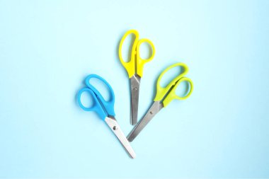 Mavi, sarı ve yeşil makas seti. Okula geri dön.