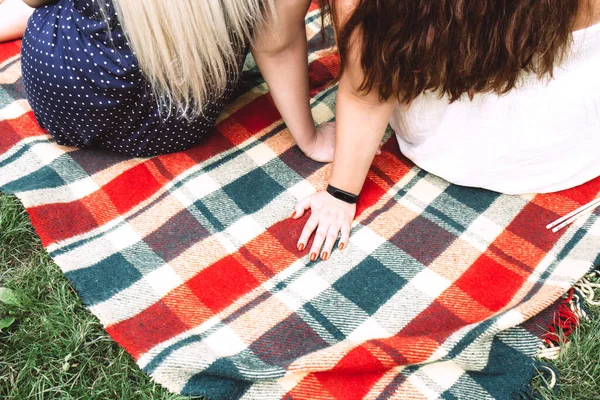 Due Giovani Donne Siedono Fianco Fianco Una Luminosa Coperta Quadri — Foto Stock