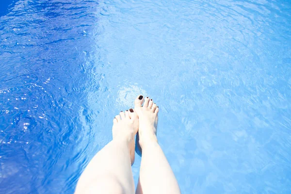 Patas Femeninas Agua Azul Piscina Vacaciones Verano Superficie Piscina Azul — Foto de Stock